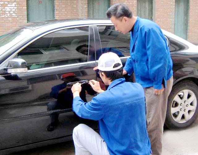理塘汽车钥匙丢在车里面怎么办?